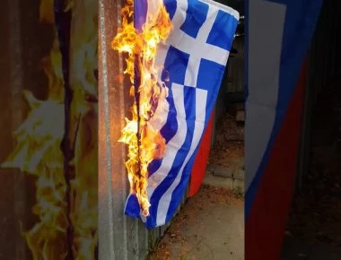 Αλβανοί μασκοφόροι καίνε την ελληνική Σημαία (βίντεο)